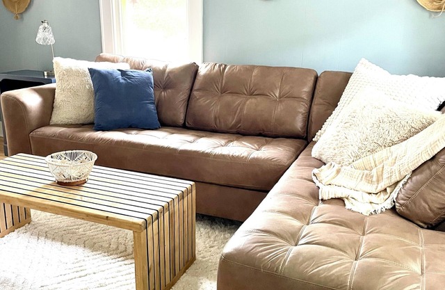 Adorable cottage in Frankfort, walkable to town and the beach!