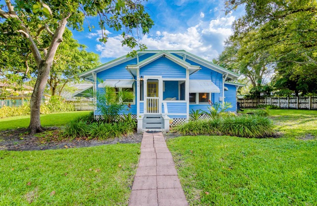 Adorable, dog-friendly home with a large yard, AC, washer/dryer, & fast WiFi