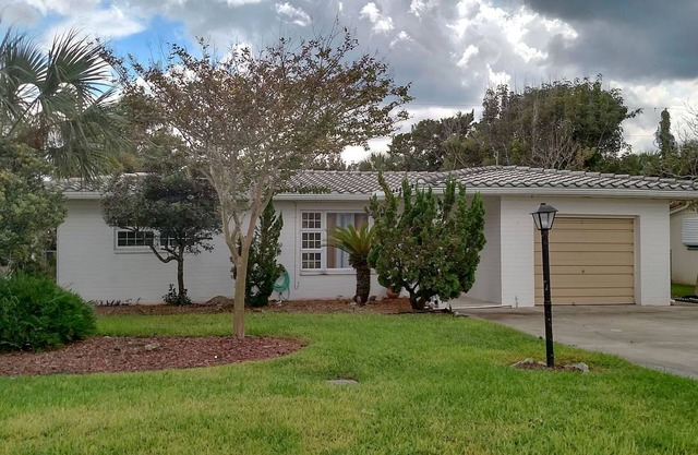 Adorable dog-friendly home with modern interior, great location, AC, & W/D