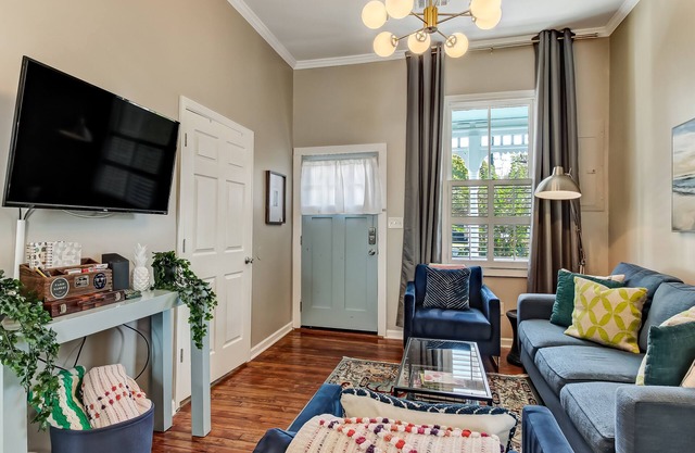 Adorable Dog Friendly Cottage, Heated Pool Access