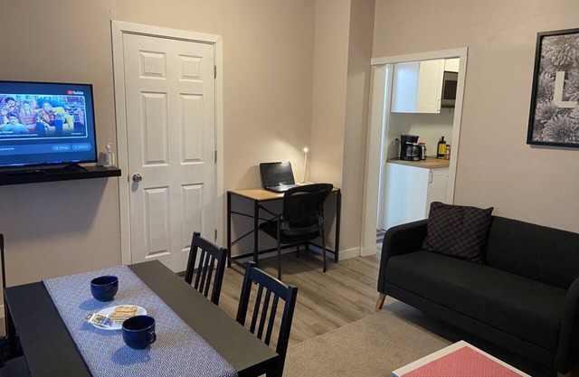 Adorable entire one bedroom suite - 5 min to sky train