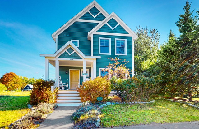 Adorable farmhouse style home with washer/dryer, central AC, deck - near lake
