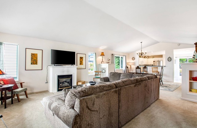 Adorable island home with beach access, tennis courts, backyard, WiFi & W/D