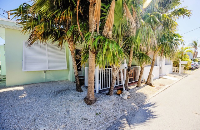 Adorable Little Venice 1 Bedroom Cottage with dockage!