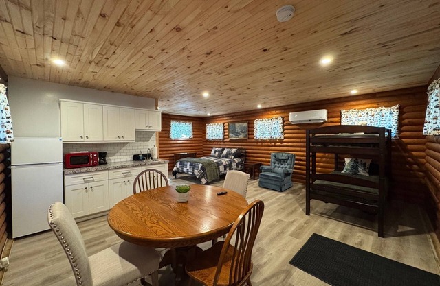 Charming log cabin on back country road with peace, quiet, all amenities of home