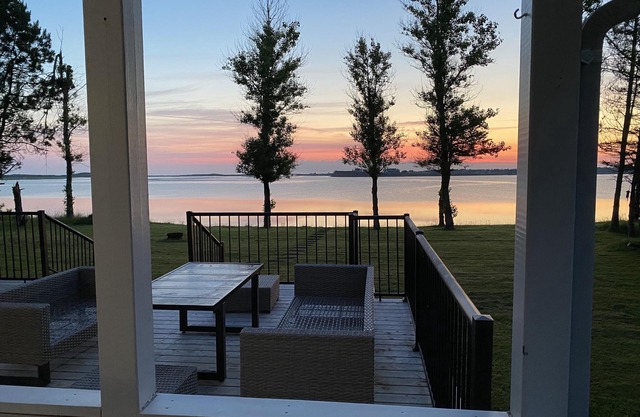 Adorable oceanfront 2 bedroom cottage plus bunkhouse - 15 min to Charlottetown
