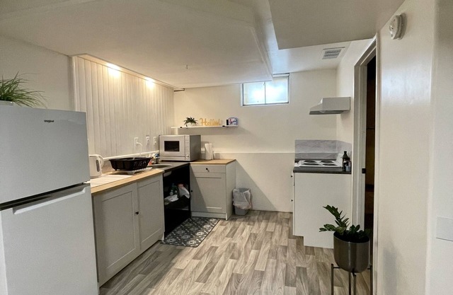 Adorable one bedroom, private bathroom, kitchen