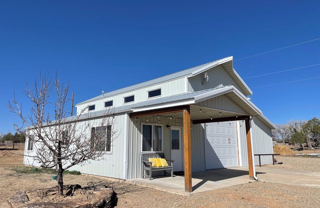 Adorable private bungalow on quiet horse and hay farm near Mesa Verde