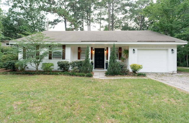 Adorable & Quiet -Under 15 min to Downtown & Beach