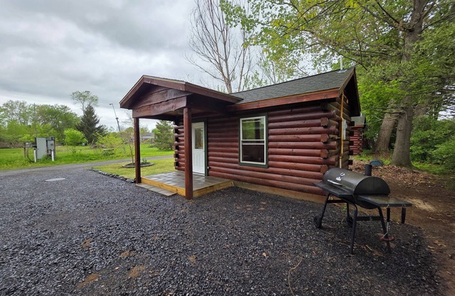 Adorable rustic cabin with glamping charm in Waterloo!