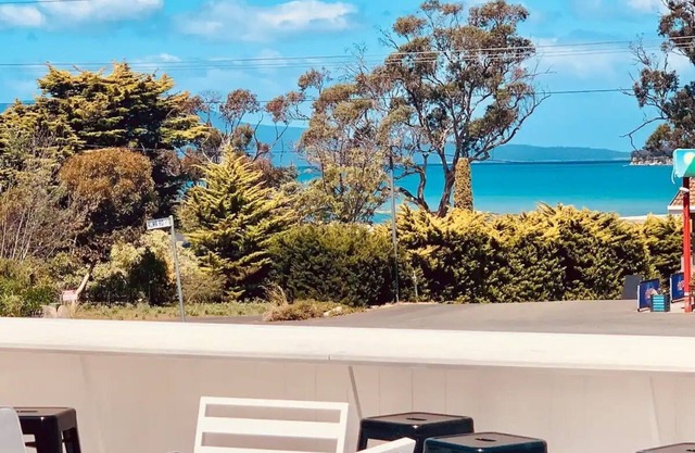 Adorable Studio next to cafe, walk to beach!