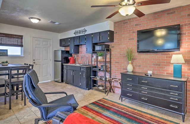 Adorable Studio: Quick Ride to Downtown Austin!
