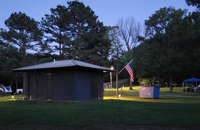 Adorable tiny cabin close to Illinois river