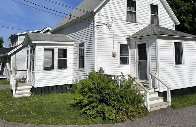 Adorable two bedroom cottage, walking distance to town.