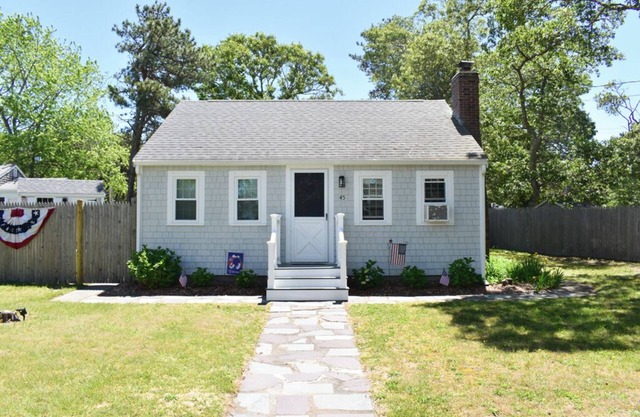 Adorable two bedroom sleeping 6 in West Dennis, .6 miles to the beach!