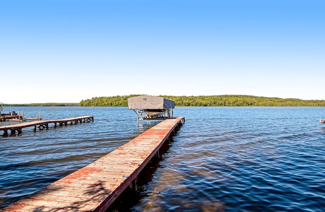 Adorable cabin on the lake with free WiFi, furnished porch, two kayaks & dock
