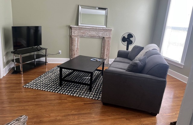 Adorable West Side Cottage wFree Onsite Parking! We welcome our Canadian guests!