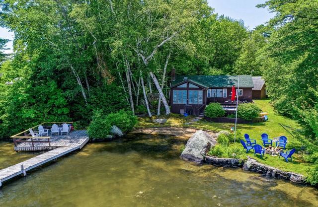 Adorable Winnipesaukee Lakehouse and Guest House for 12