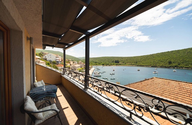 Villa de lujo frente al mar - pueblo de pescadores cerca de Kotor