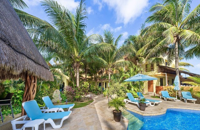 Villa de lujo solo para adultos en oasis tropical, cerca de restaurantes y playa