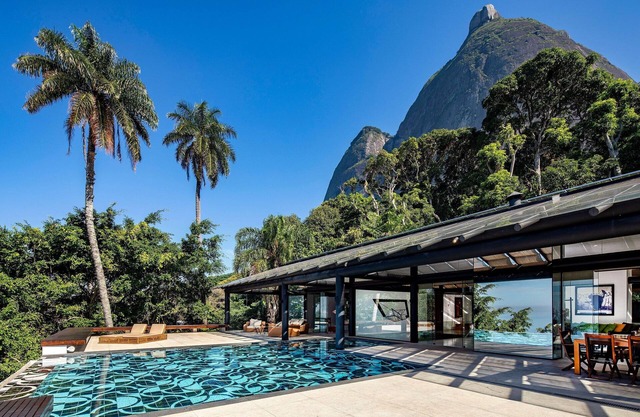 ADV004 Villa for 10 with view on the beach