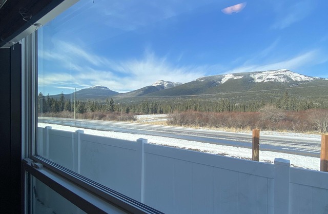 Adventure Await! 20minute to Abraham Lake Ice Bubbles, Full home+ Mountain views