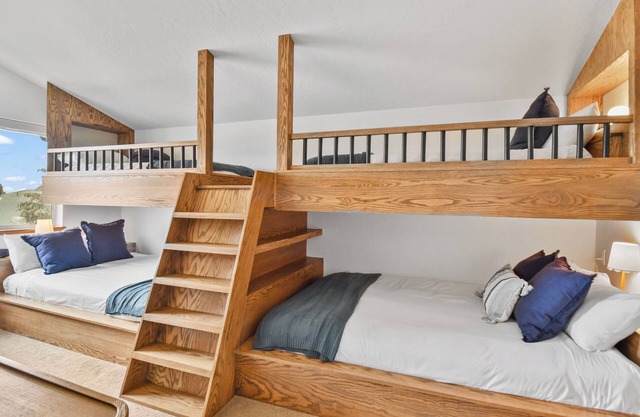 Adventure Hub~Nordic Ski, Snowmobile & Snow Shoeing Villa 3071