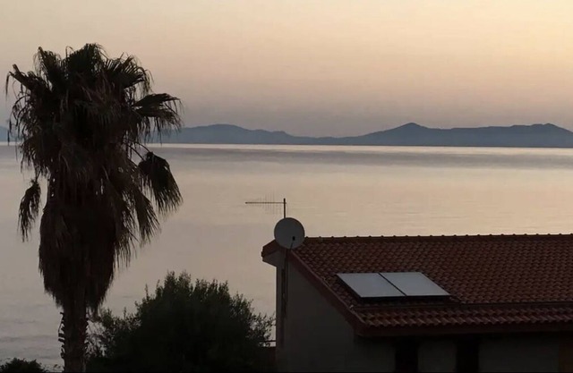 Aeolian view villa 20 meters from the sea, with garden