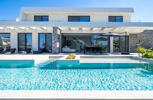 Aethra Grand- Luxury 5-Bed Villa, 700m from Beach