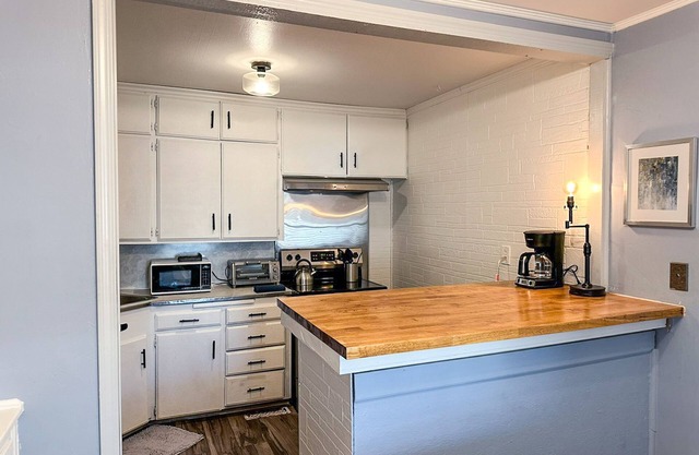 Affordable 2BR Getaway Near Plaza District Lilac1