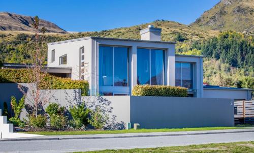 Affordable Arrowtown Perfect for 1-2 Adults with Child under 16 in adjacent bedroom