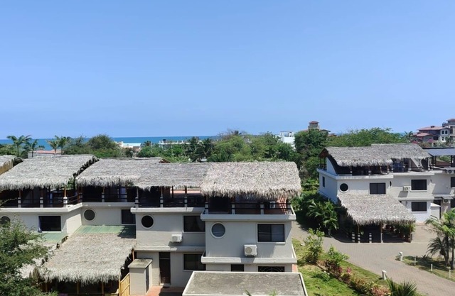 Casa amueblada de 2 pisos con vista al mar