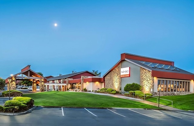 Affordable Getaway for 2! Pet-Friendly Unit! w/ FREE Parking, Onsite Pool