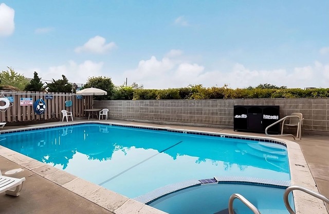 Affordable Getaway at Red Lion Inn & Suites Grants Pass! Pool, Free Parking!