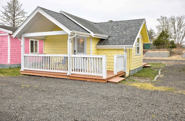 Ocean Spray Resort Cottage 3 by Grayland Beach