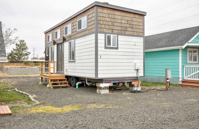 Ocean Spray Resort Cottage 11 by Grayland Beach