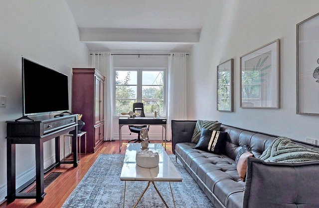 Affordable Luxury Modem Entire House in Toronto Centre Area