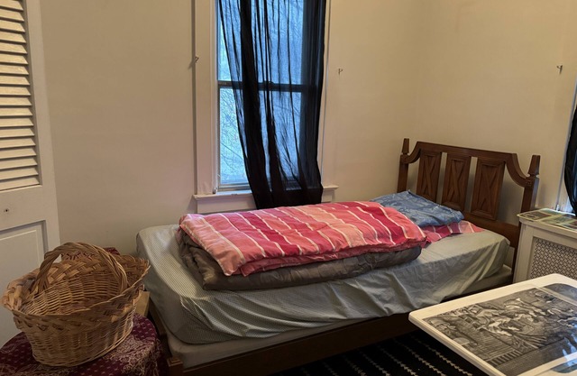 Affordable nice place on the suburb of Philadelphia, 15 min on train to city.