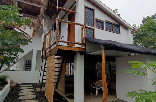 Affordable Private Cabin with access to spectacular 3rd story rooftop beach view