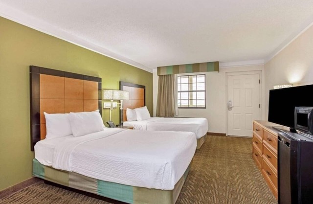 Affordable Room Close to MCO + Free Parking & Shuttle Service | Onsite Pool