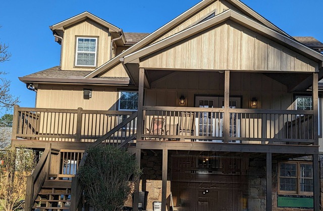 Affordable Rustic Modern Family Home-5 minutes to Town!!