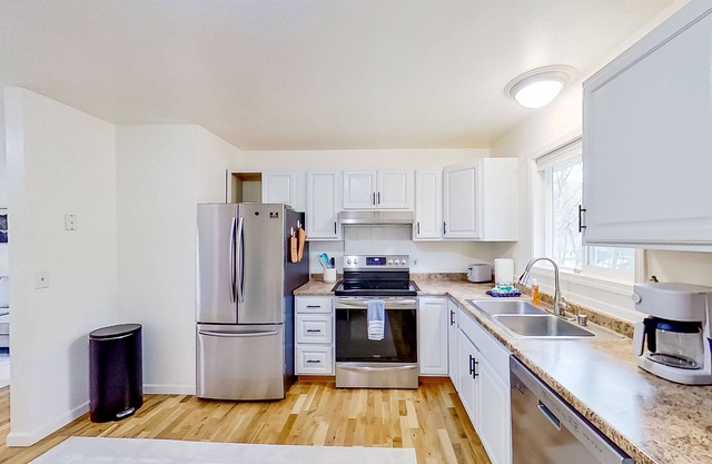 Affordable stay across from trails with mtn views & full kitchen - dog-friendly