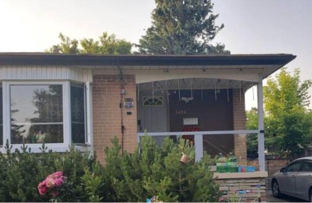Affordable stay near the beach TV and parking
