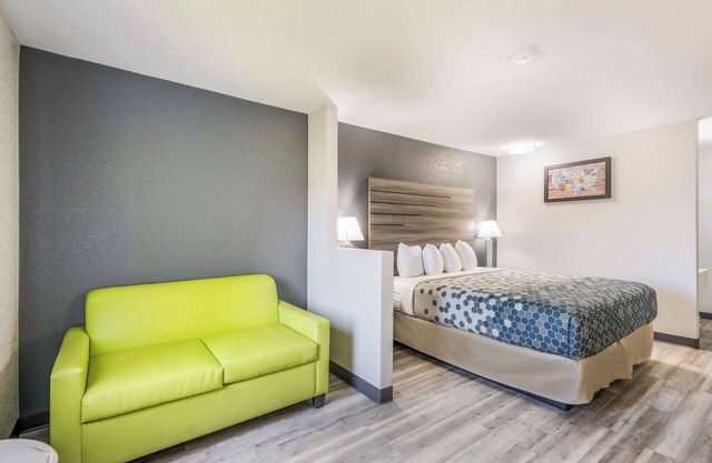 Affordable Suite Perfect for Romantic Couple Getaway Near Downtown