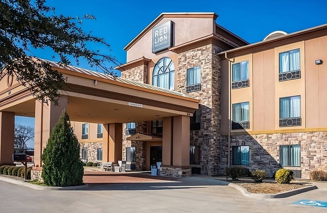 Affordable Units Near Attractions! Pool, Parking, Breakfast, Free Wifi