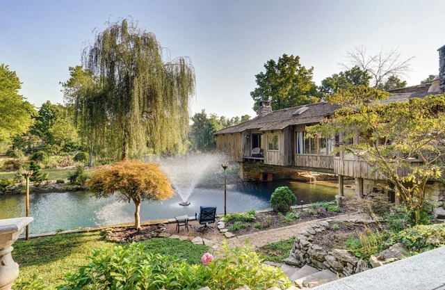 African Queen, Private Lake and Indoor Hot Tub on 4 acres
