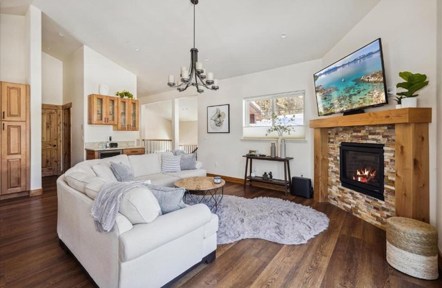 Agate Bay Gem by Tahoe Getaways - Charming Getaway with Cozy Fireplace Near Hiking and Biking Trails