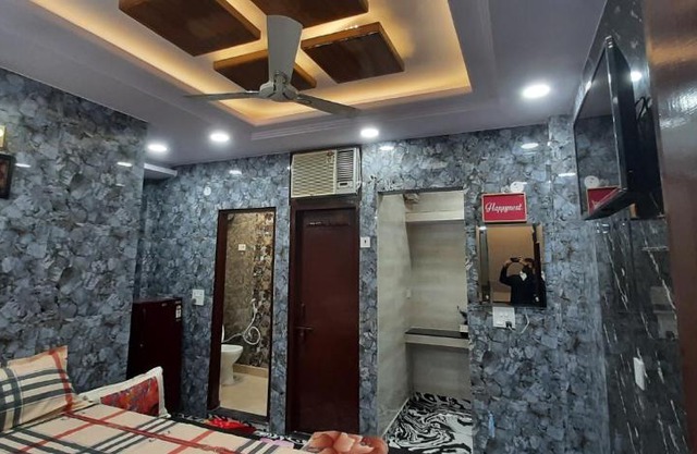 Aggarwal hotels & guest houses lajpat nagar luxury stay in independent flats with attached kitchen washroom and balcony cal 92121 ,74700