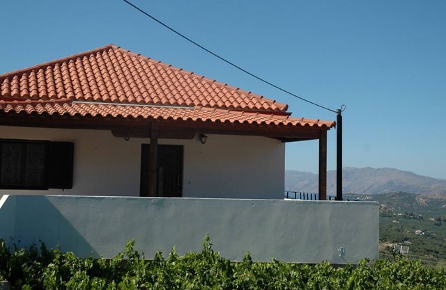 Aggeliki's traditional cottage in Topolia