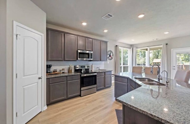 Aggieland Lonestar Retreat! LOCATION, LOCATION, Pet and Kid Friendly!